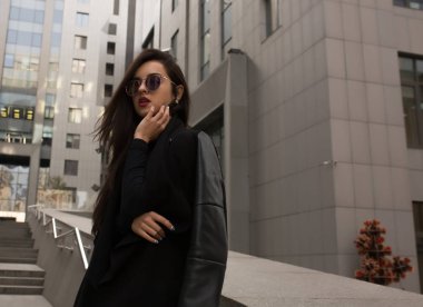 Moda trendy ceket ve şık gözlük pos model portresi