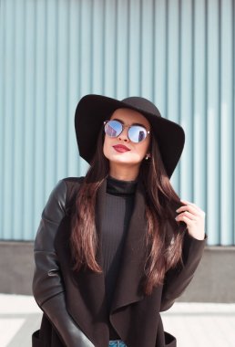 Güzel esmer modeli giymiş açık portre siyah ceket bir