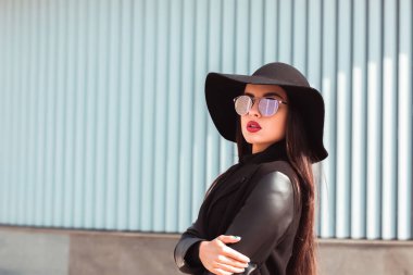 Ayna gözlük ve stylis göz alıcı model closeup portresi