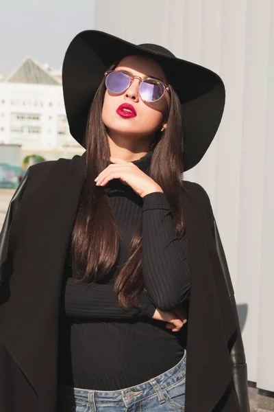 Glamorous young model wearing coat, broad brimmed hat and mirror — Stock Photo, Image