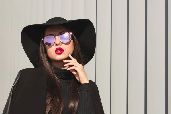 Glamouröses brünettes Model mit Spiegelbrille und breitkrempigem Hut — Stockfoto