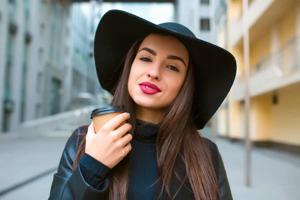 Lifestyle portrait of beautiful brunette model with cup of coffe — Stock Photo, Image