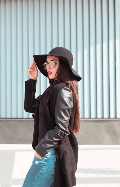 Wanita muda Fashionable mengenakan jas trendi dan topi lebar penuh — Stok Foto