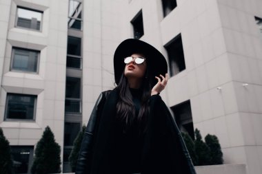 Moda portre zarif genç model siyah ceket giymiş s