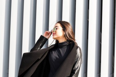 Korku veren genç modeli şık bir palto giyiyor sokak portresi,