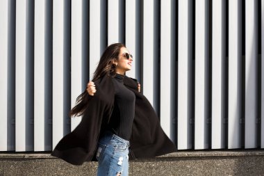 Sokak portre saç hareket, aşınma ile şık genç modeli