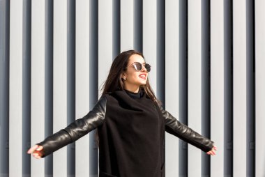 Mutlu genç modeli şık bir palto giyiyor yaşam tarzı portresi