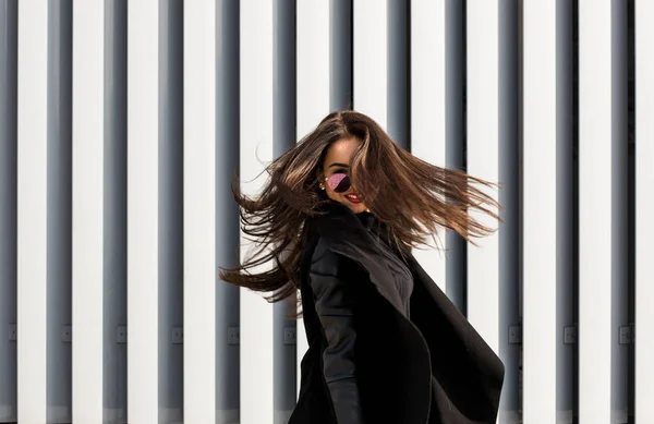 Retrato de estilo de vida de la hermosa modelo joven en gafas de sol con pelo — Foto de Stock