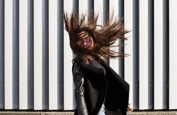 Estilo de vida retrato de la sonriente joven modelo con el pelo soplando en w — Foto de Stock