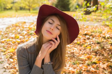 Şık giyimli genç model ile kapalı ey poz closeup çekim