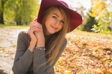 Kırmızı şapkalı t giyen orman poz romantik sarışın model