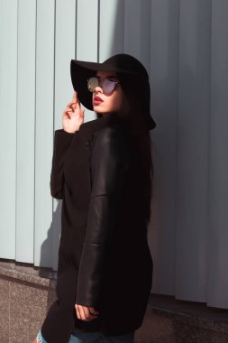 Açık şık kıyafet moda esmer kadın portresi