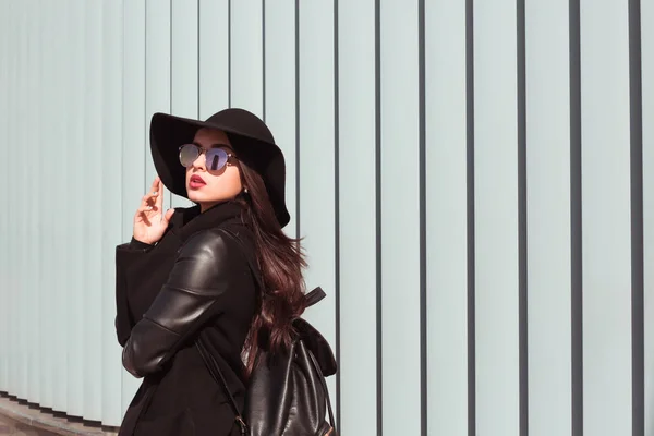 Street portrait of glamorous brunette woman wears hat, glasses a — Stock Photo, Image