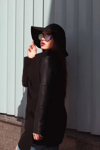 スタイリッシュな服でファッショナブルなブルネットの女性の屋外のポートレート — ストック写真