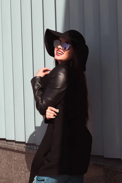 Outdoor portrait of pretty brunette woman in fashionable outfit, — Stock Photo, Image