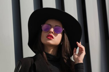 Lüks genç kadın ile parlak makyaj ve parlak portre çekim 