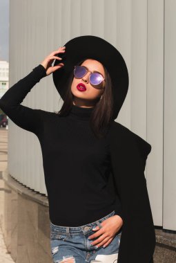 Trendy giyim ve güzel esmer kadının sokak atış giyer 