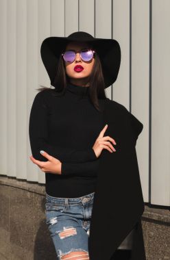 Sokak moda clothin içinde şık esmer kadın portresi