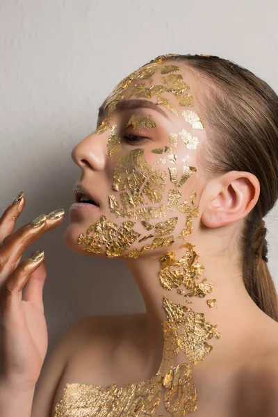 Retrato de moda de mujer joven glamorosa con maquillaje creativo o — Foto de Stock