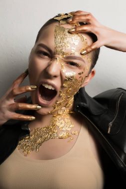 Onun yüz, saç ve nec altın folyo ile genç modeli çığlık