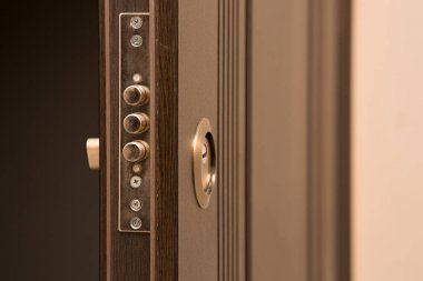Açık kapı kilit ve bir anahtar deliği ile portre çekim