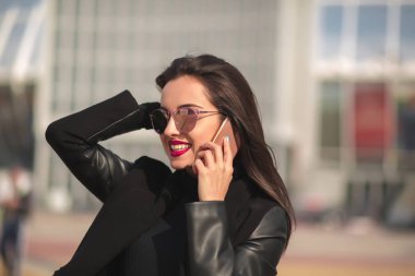 Mutlu esmer kadın ben söz cep telefonu ile sokak