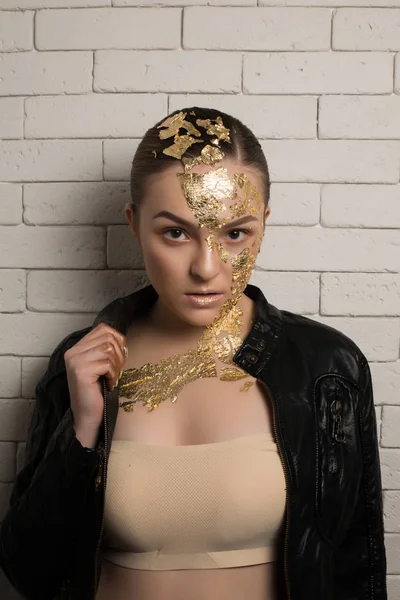 彼女の顔に金箔を豪華なブルネットの女性のクローズ アップ ショット — ストック写真