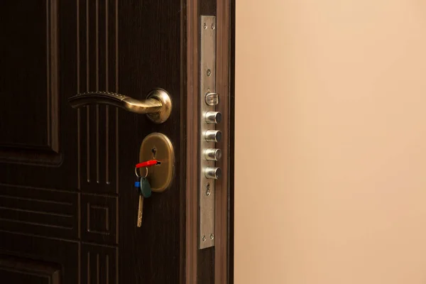 Фрагмент коричневого металу вхідні двері з замком і ключем. Порожній — стокове фото