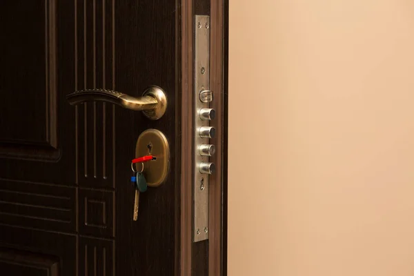 Kahverengi metal giriş kapısı ile bir kilit ve anahtar parçası. Boş