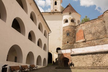 Bir kule ve kemerli pencereler ile eski kale