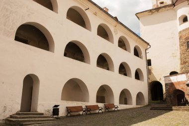 Güneşli günde antik kale kemerli windows