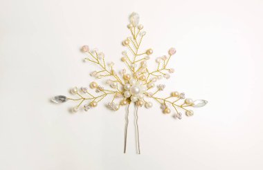 Güzel saç tokası beyaz bir arka plan üzerinde beyaz inci dekore edilmiş