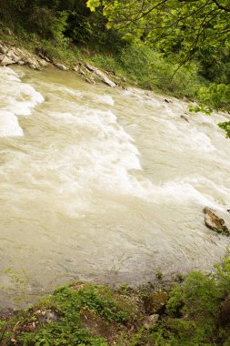 Dağ nehir taşları ile. Yükseklikten görüntülemek