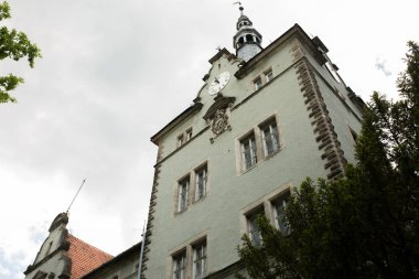 Alçı, saat ve silah kat ile antik Saray 