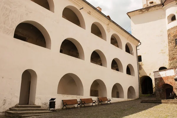 Güneşli günde antik kale kemerli windows