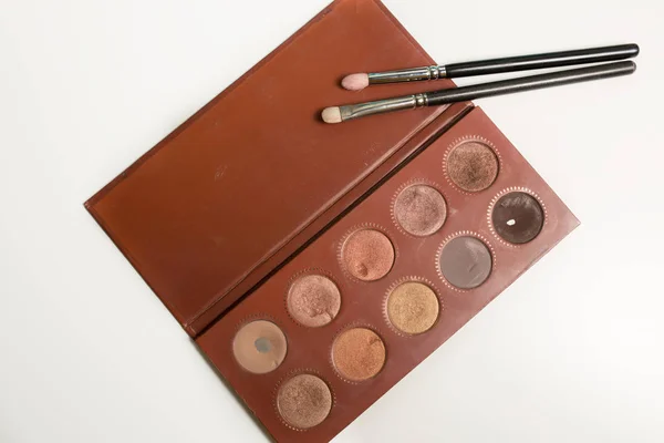 Paleta de maquillaje profesional con pinceles sobre fondo blanco — Foto de Stock