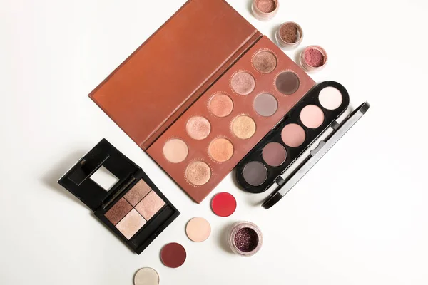 Kit de paletas de maquillaje en color desnudo con sombras sueltas sobre — Foto de Stock