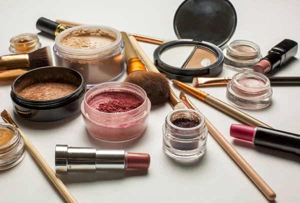 Conjunto de pinceles cosméticos, bronceador, polvo mineral, lápiz labial en un — Foto de Stock