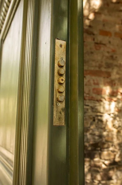 ประตูไม้สีเขียวพร้อมล็อค — ภาพถ่ายสต็อก