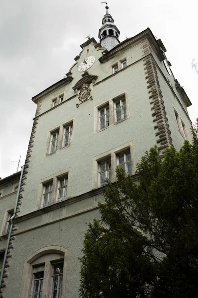 Façade du vieux château avec stuc, horloge et les armoiries — Photo