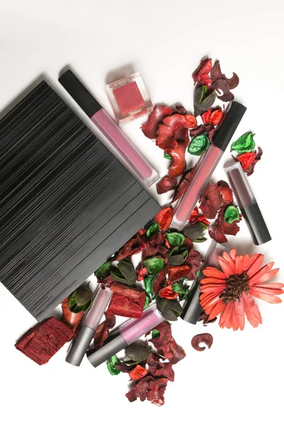 Zestaw matowe szminki, eyeshadow palette i suche kwiaty nad whi — Zdjęcie stockowe
