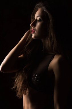 Portre siyah lingeri gür saçlı güzel kadın portresi