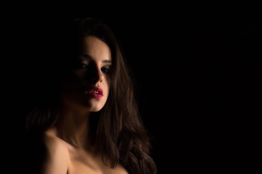 Sihir genç kadın çıplak omuz posin ile parlak makyaj ile