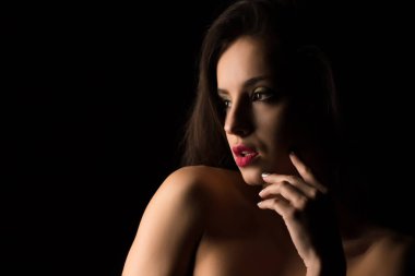 Parlak makyaj ile çıplak poz ile moda esmer kadın 