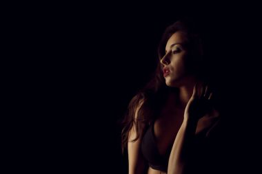 Parlak makyaj posi olan güzel kadın portresi stüdyo