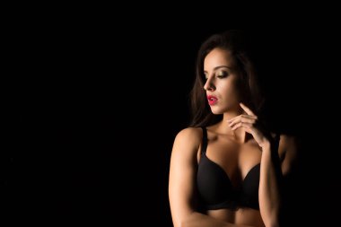 Çıplak omuz posin ile siyah iç çamaşırı seksi esmer kadın