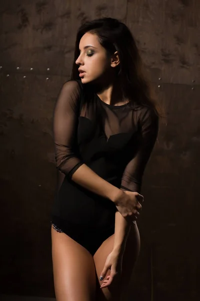 Mulher bronzeada bonita com cabelo exuberante em roupa interior preta posando — Fotografia de Stock