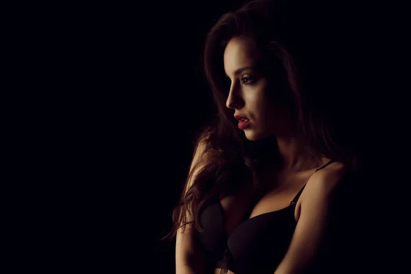 Poz çıplak omuz ile siyah iç çamaşırı seksi genç kadın 