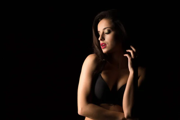 Siyah iç çamaşırı poz gür saçlı seksi genç kadın 