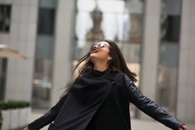 Gözlüklü, yürüyüş uzun saçlı esmer gülümseyen kadın 